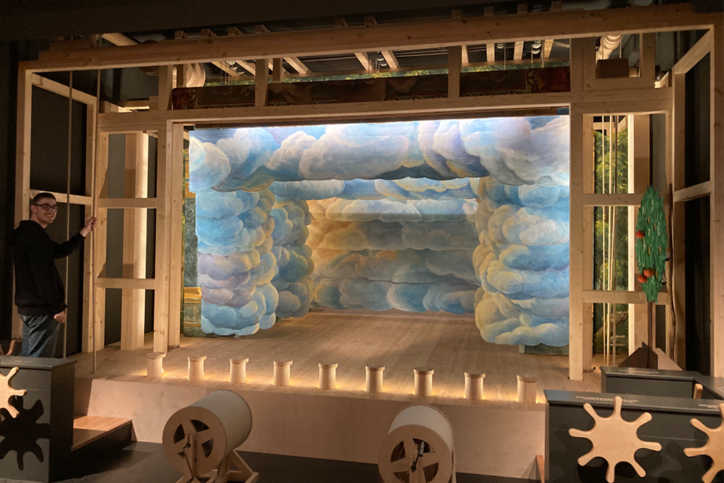 Die Spielbühne im Opernmuseum, beleuchtet durch die Talglichtmodule und Sofittenbeleuchtung