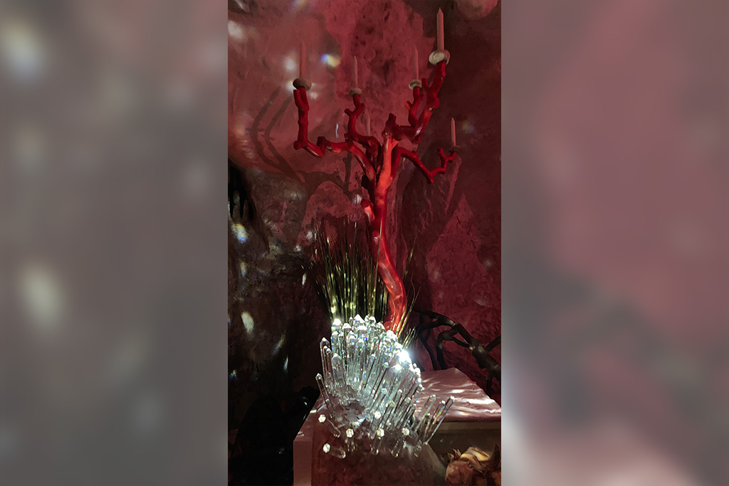 Mittig funkelnder Kristallthron mit Korallenbaum im Hintergrund