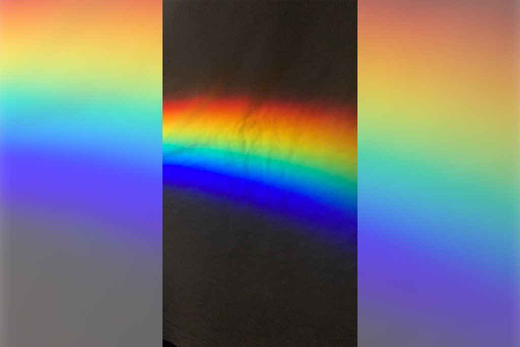 intensivleuchtender Regenbogen